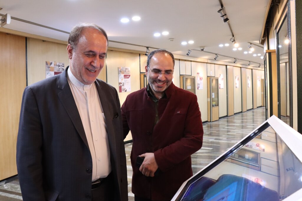 از همه کتابداران عزیز و مدیران نهاد تشکر و قدردانی مینمایم