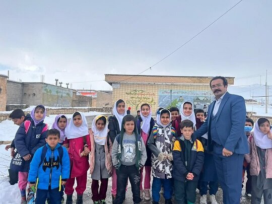 اردشیر خاکی بختیاروند با «کولهپشتی کتاب» به مناطق محروم میرود