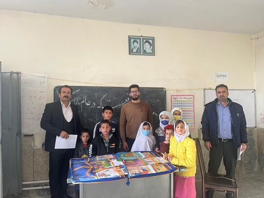 اردشیر خاکی بختیاروند با «کولهپشتی کتاب» به مناطق محروم میرود