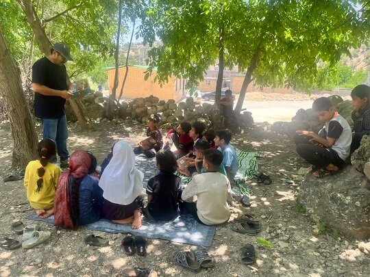 اردشیر خاکی بختیاروند با «کولهپشتی کتاب» به مناطق محروم میرود