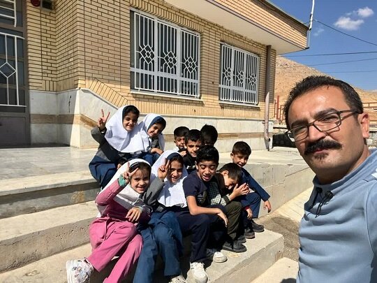 اردشیر خاکی بختیاروند با «کولهپشتی کتاب» به مناطق محروم میرود