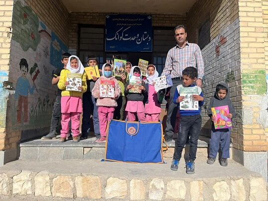 اردشیر خاکی بختیاروند با «کولهپشتی کتاب» به مناطق محروم میرود