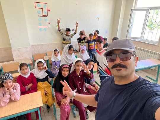 اردشیر خاکی بختیاروند با «کولهپشتی کتاب» به مناطق محروم میرود