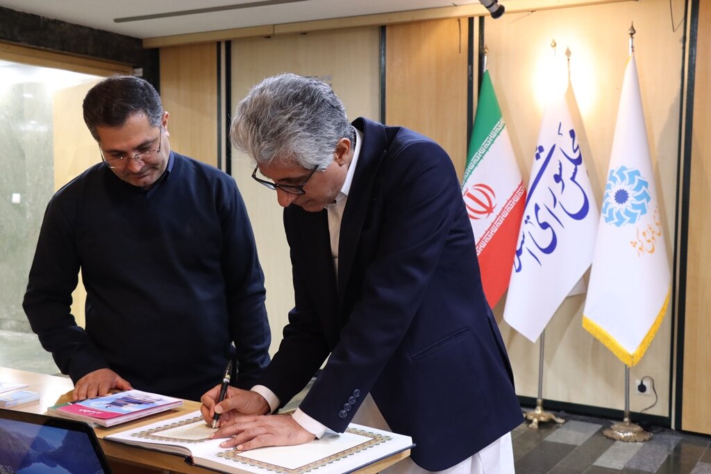 امیدوارم جلسهای با موضوع کتابخوانی و تقدیر از کتابداران در مجلس تشکیل شود