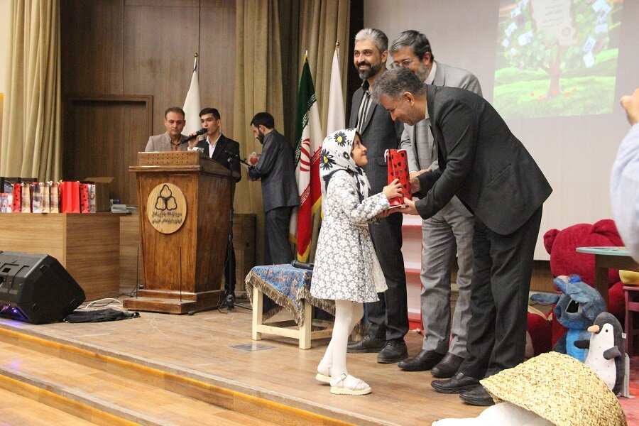 ویژه برنامه کتاب و کتابخوانی در شهرستان خمینیشهر برگزار شد