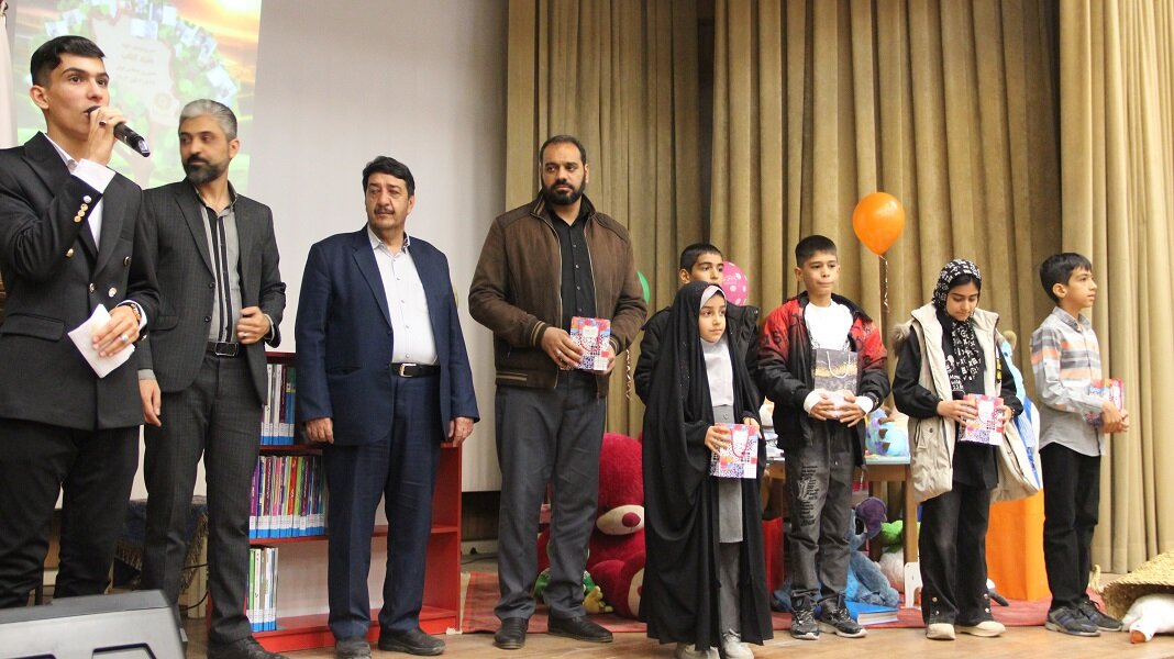 ویژه برنامه کتاب و کتابخوانی در شهرستان خمینیشهر برگزار شد