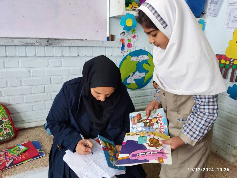 کتابدار خلاق، مدرسه را به پاتوق کتابخوانی دانشآموزان تبدیل کرد