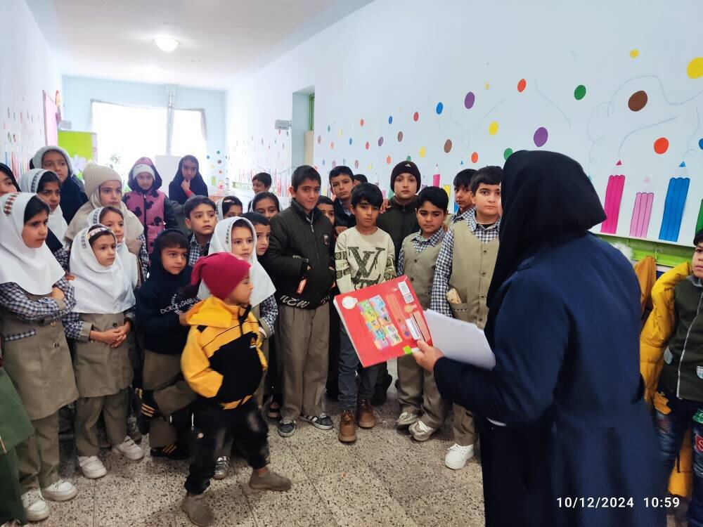 کتابدار خلاق، مدرسه را به پاتوق کتابخوانی دانشآموزان تبدیل کرد