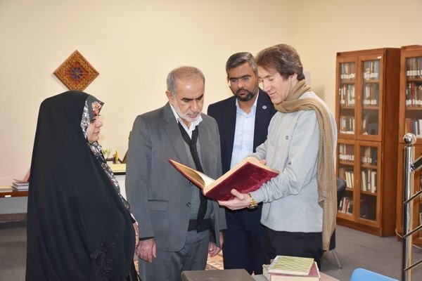 انتظار حمایت بیشتری از سوی دولت و سایر نهادها از کتابخانههای عمومی وجود دارد