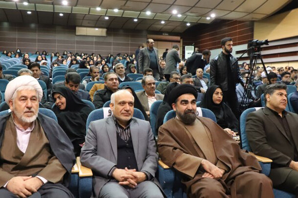 اداره کل کتابخانههای عمومی استان ایلام به عنوان دستگاه برتر در حوزه نماز معرفی شد