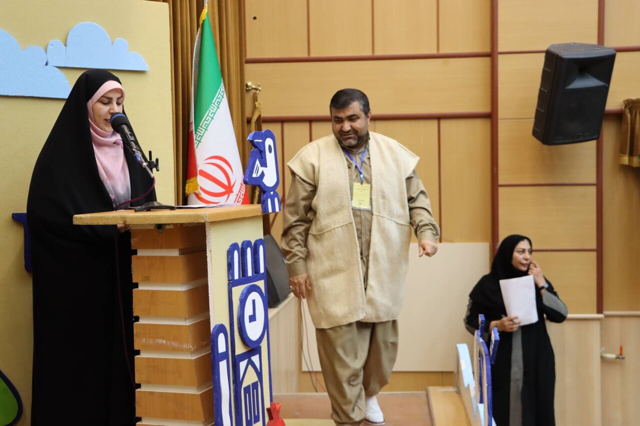 کتابدار کتابخانه عمومی سعدی دهلران در جشنواره بینالمللی قصهگویی برگزیده شد