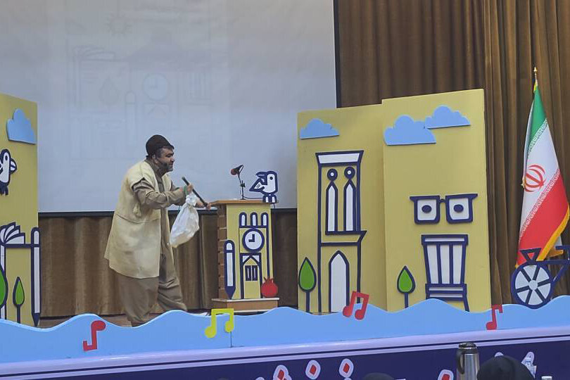 کتابدار کتابخانه عمومی سعدی دهلران در جشنواره بینالمللی قصهگویی برگزیده شد