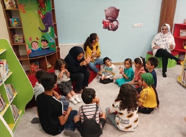 کتابخانه شقایق شیراز؛ پاتوق کتابخوانی ناشنوایان