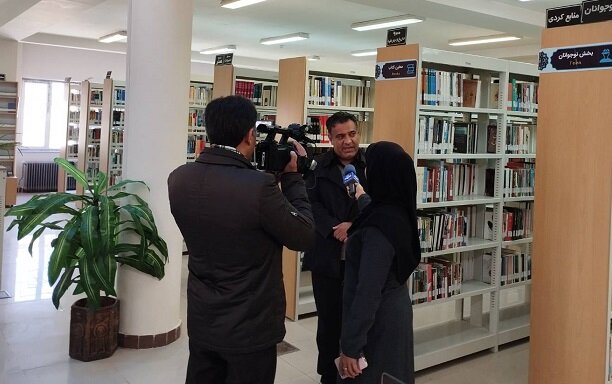 بازدید آموزشیاران نهضت سوادآموزی از کتابخانه عمومی فجر شهرستان مهاباد