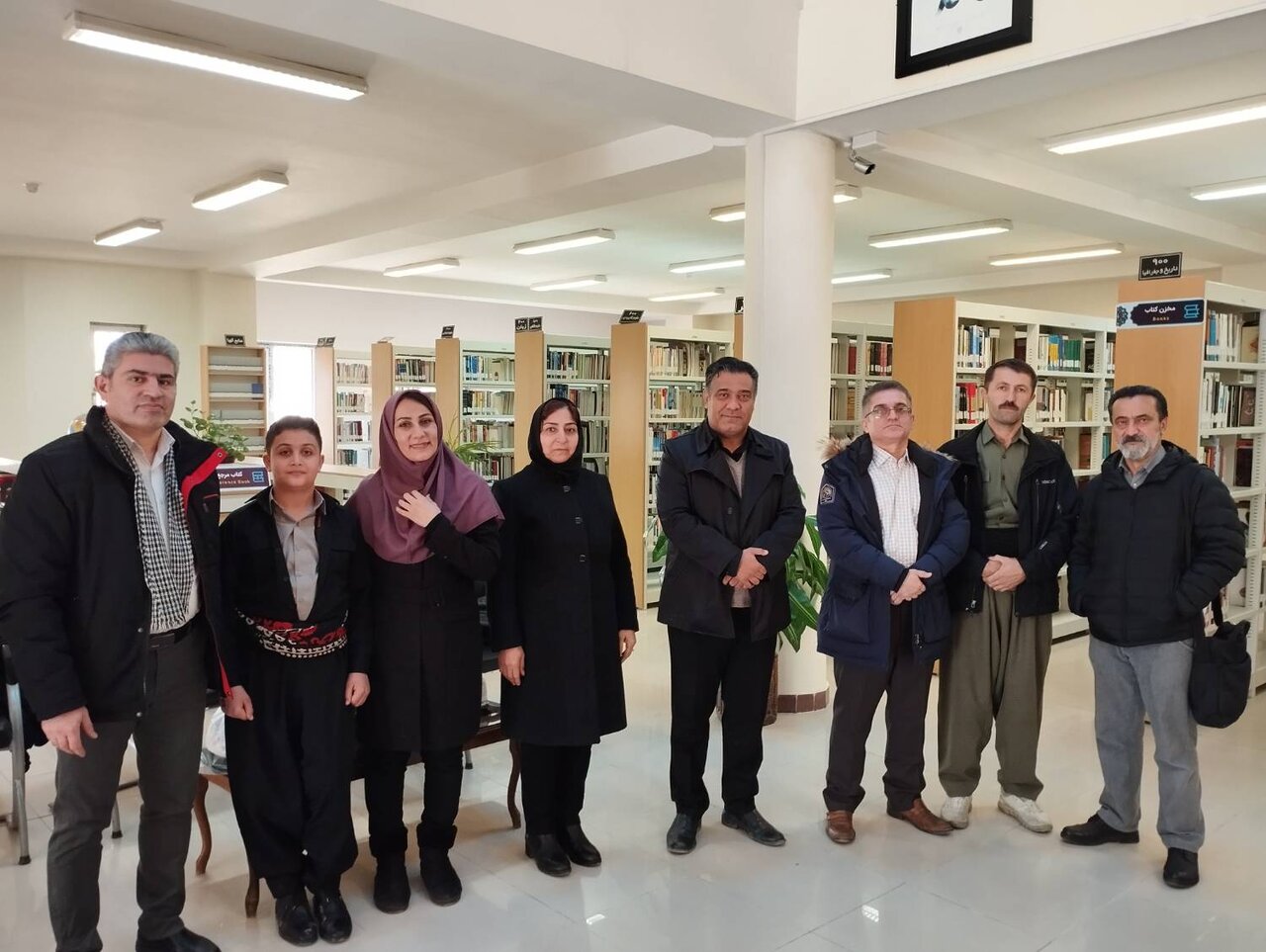 بازدید آموزشیاران نهضت سوادآموزی از کتابخانه عمومی فجر شهرستان مهاباد