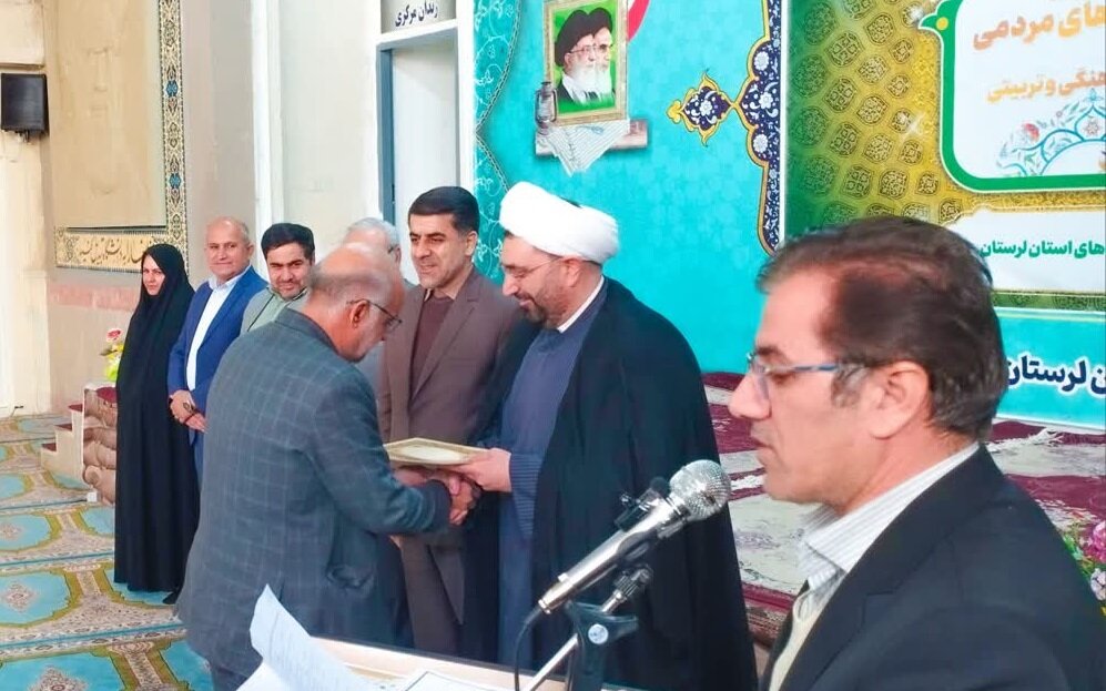 کتابخانه‌های عمومی لرستان به عنوان دستگاه فرهنگی برتر در حوزه زندان‌های استان معرفی شد