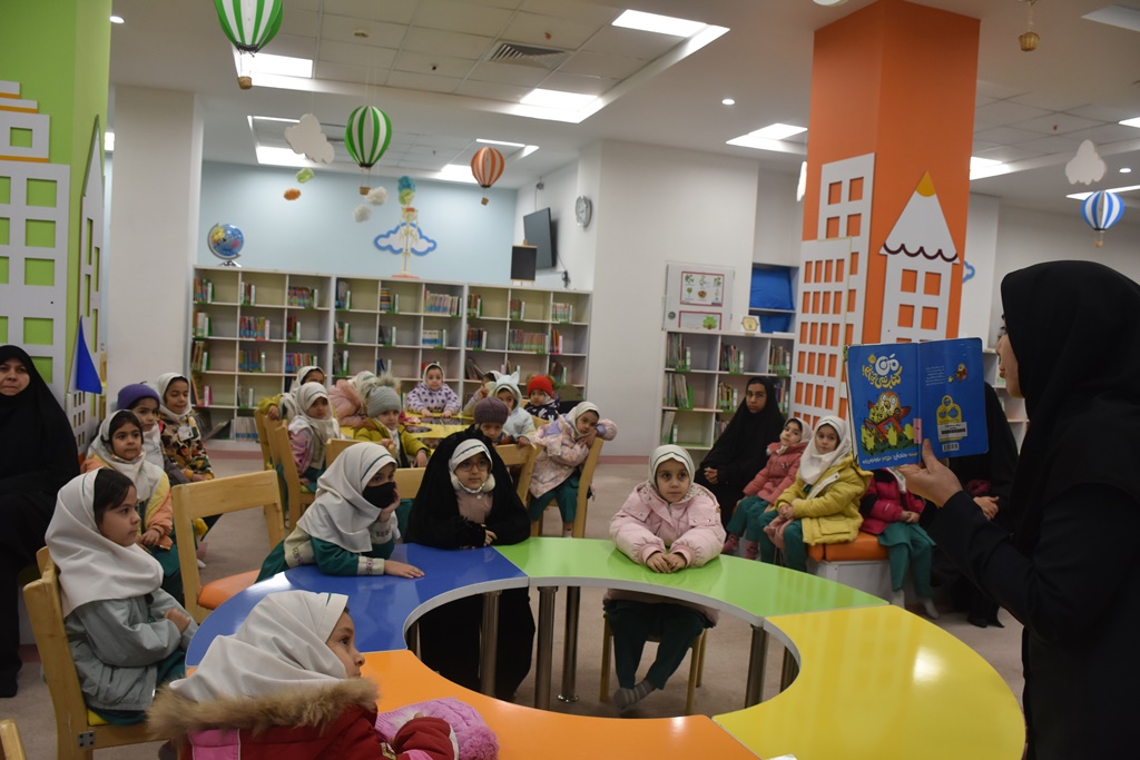 برنامههای متنوع فرهنگی با حضور جمعی از دانشآموزان مدرسه دخترانه بعثت برگزار شد