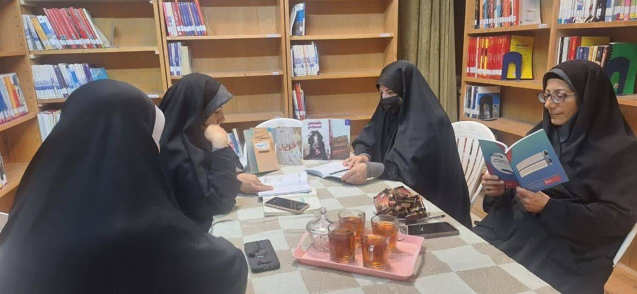 بزرگداشت مقام پدر در کتابخانههای عمومی استان مرکزی