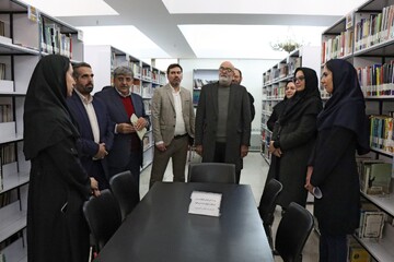 بازدید دبیرکل نهاد کتابخانه‌های عمومی کشور از کتابخانه مرکزی پارک شهر تهران