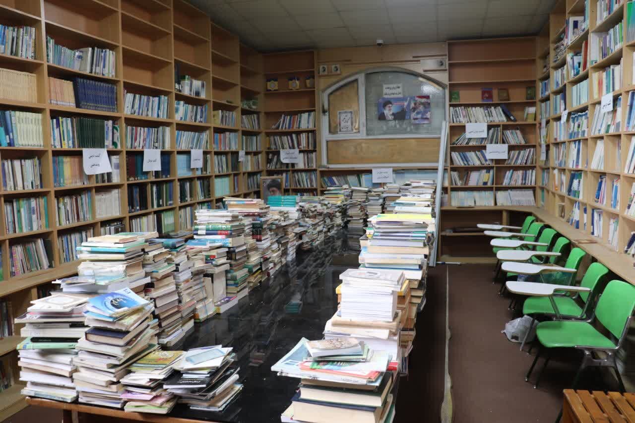 اهدای بیش از ۱۰۰۰ جلد کتاب به کتابخانه مشارکتی اردوگاه حرفهآموزی و کاردرمانی زنجان
