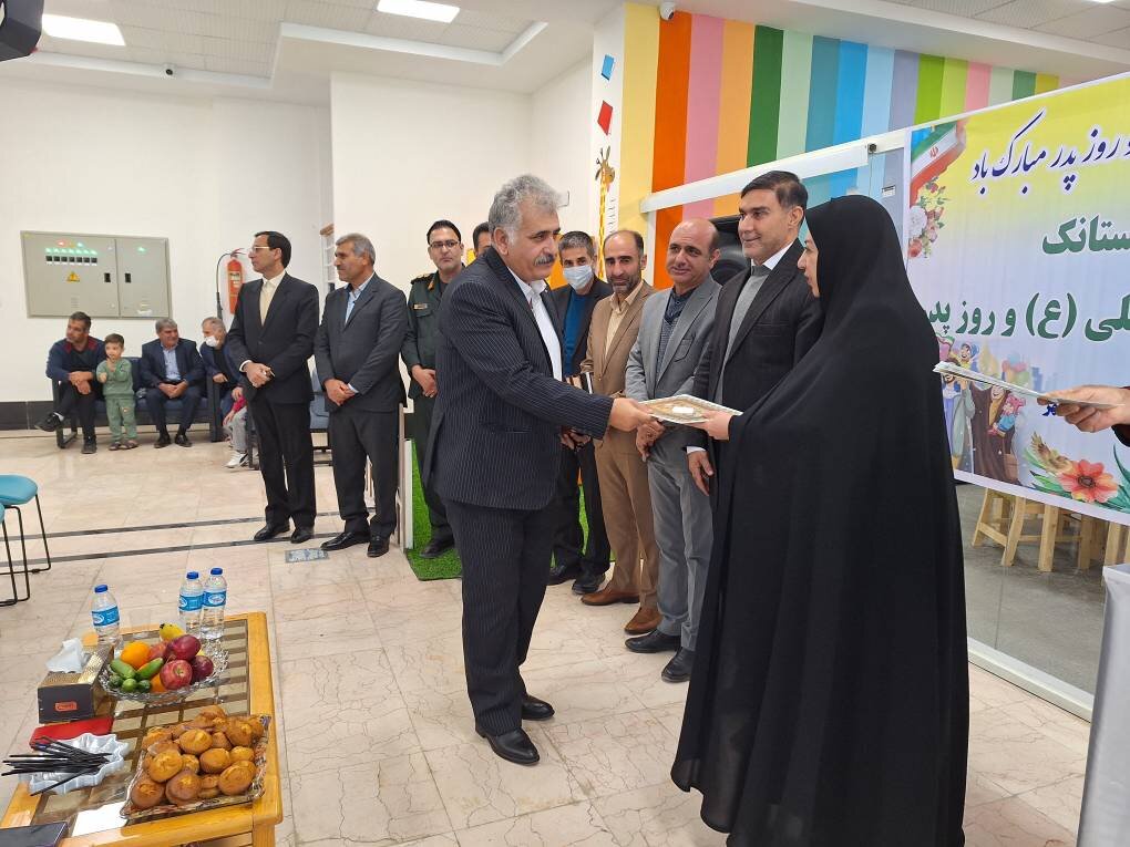 محفل ادبی با محوریت شعر و داستانک در شهرستان درهشهر برگزار شد