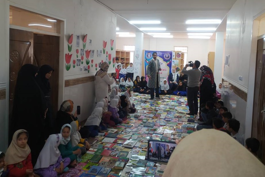 اهدای کتاب به کتاب سوره قلم چی خرمشهر