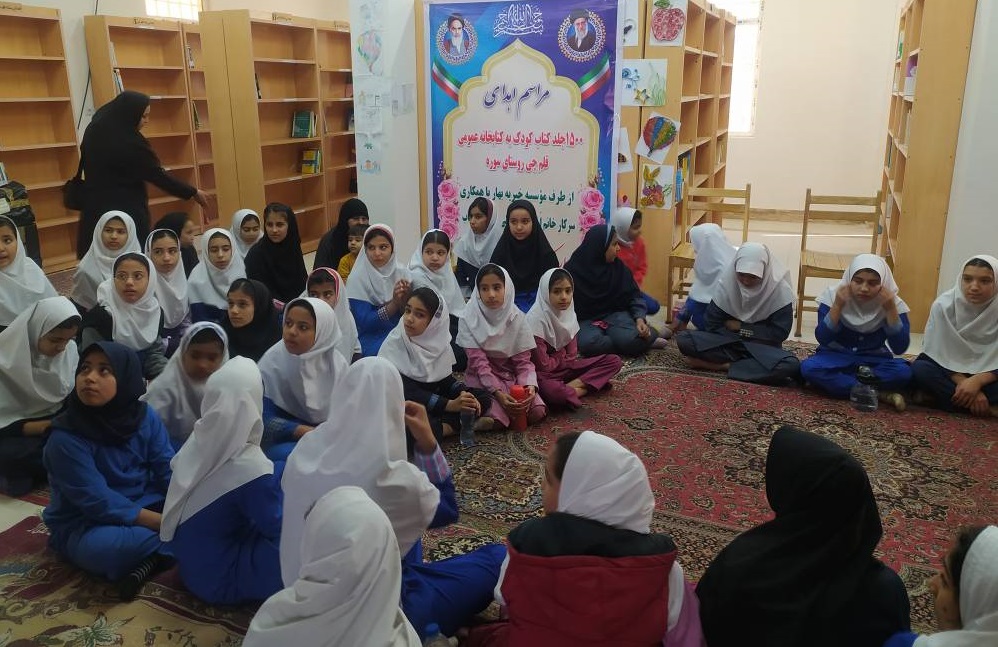 اهدای کتاب به کتاب سوره قلم چی خرمشهر