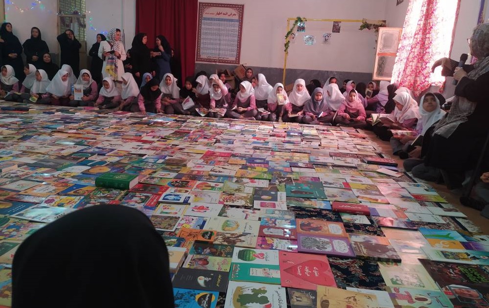 اهدای کتاب به کتاب سوره قلم چی خرمشهر