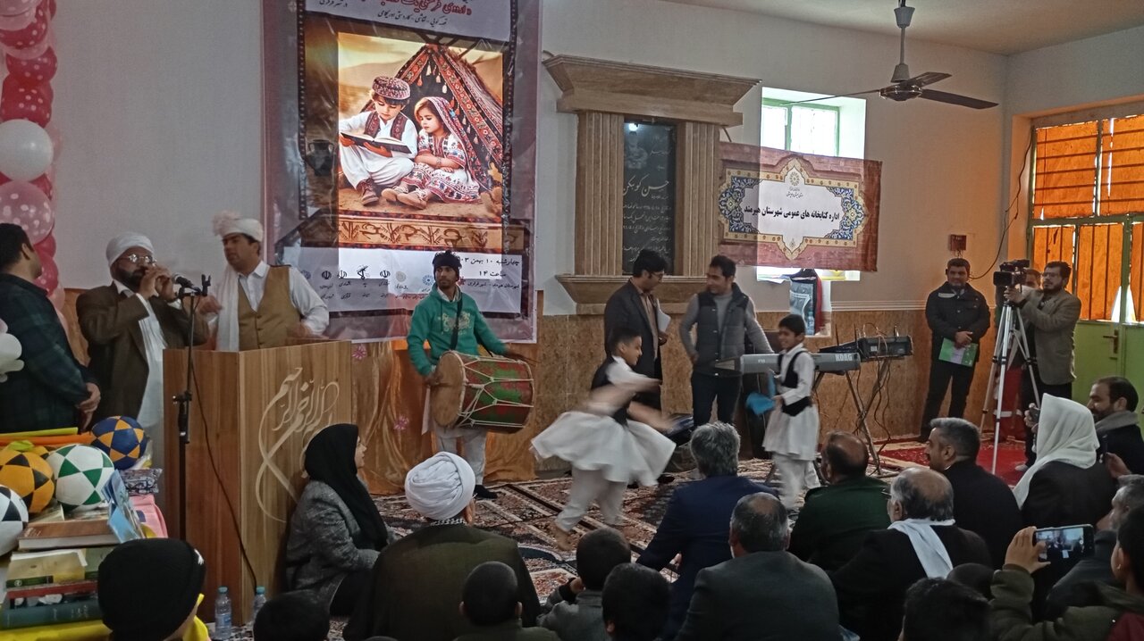 اردوی فرهنگی «یکروز با کتاب» در شهر قرقری شهرستان هیرمند برگزار شد