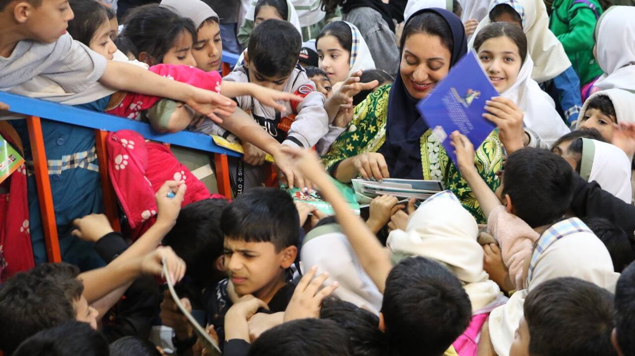 اجرای دومین اردوی «یک روز با کتاب» در شهر فاقد کتابخانه بیدشهر شهرستان اوز