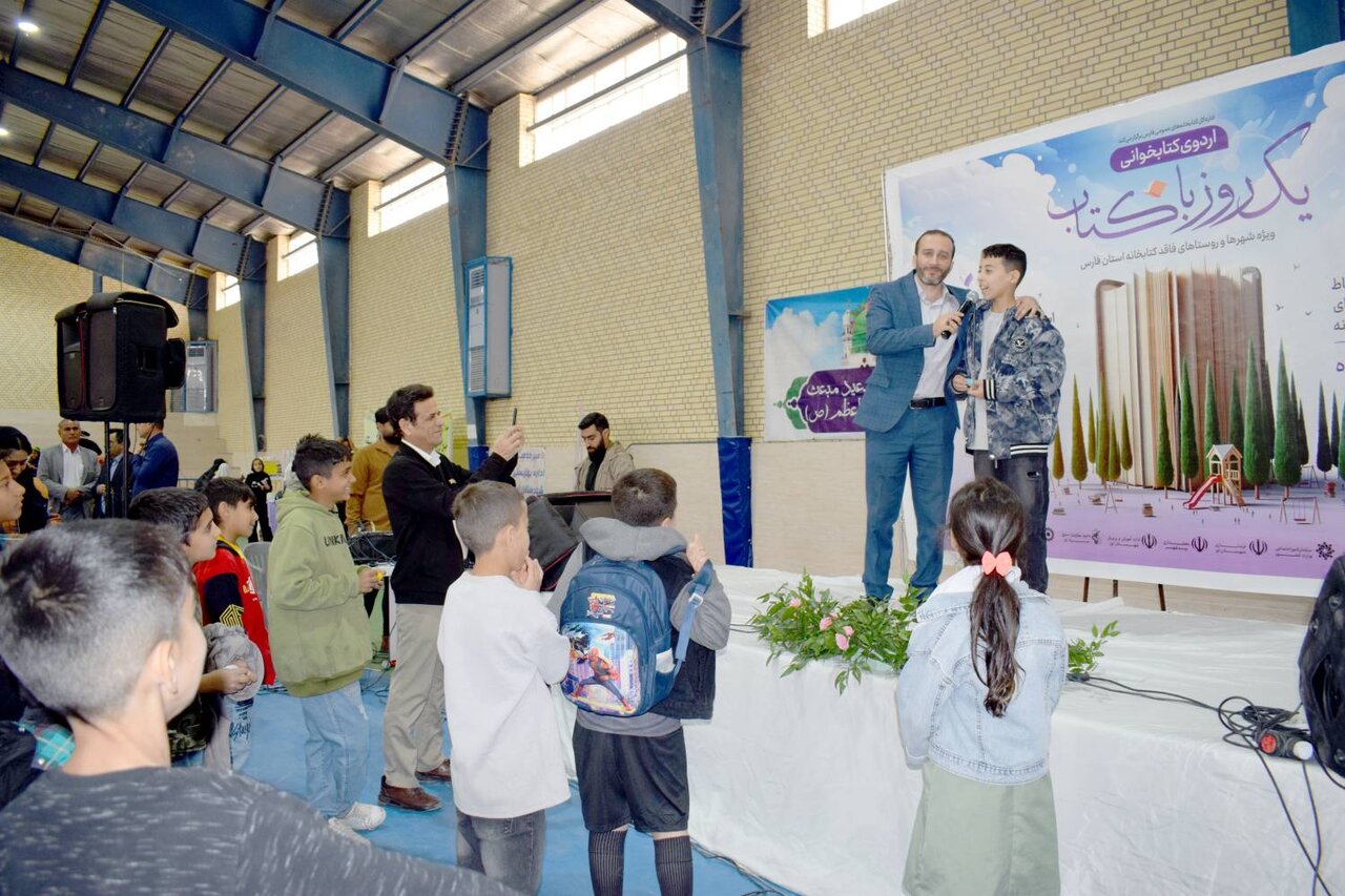 اجرای دومین اردوی «یک روز با کتاب» در شهر فاقد کتابخانه بیدشهر شهرستان اوز