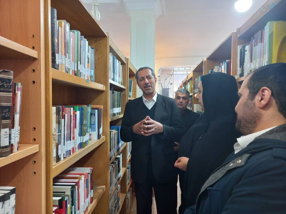 خدمات و فعالیتهای کتابداران کتابخانههای عمومی قابل تحسین است