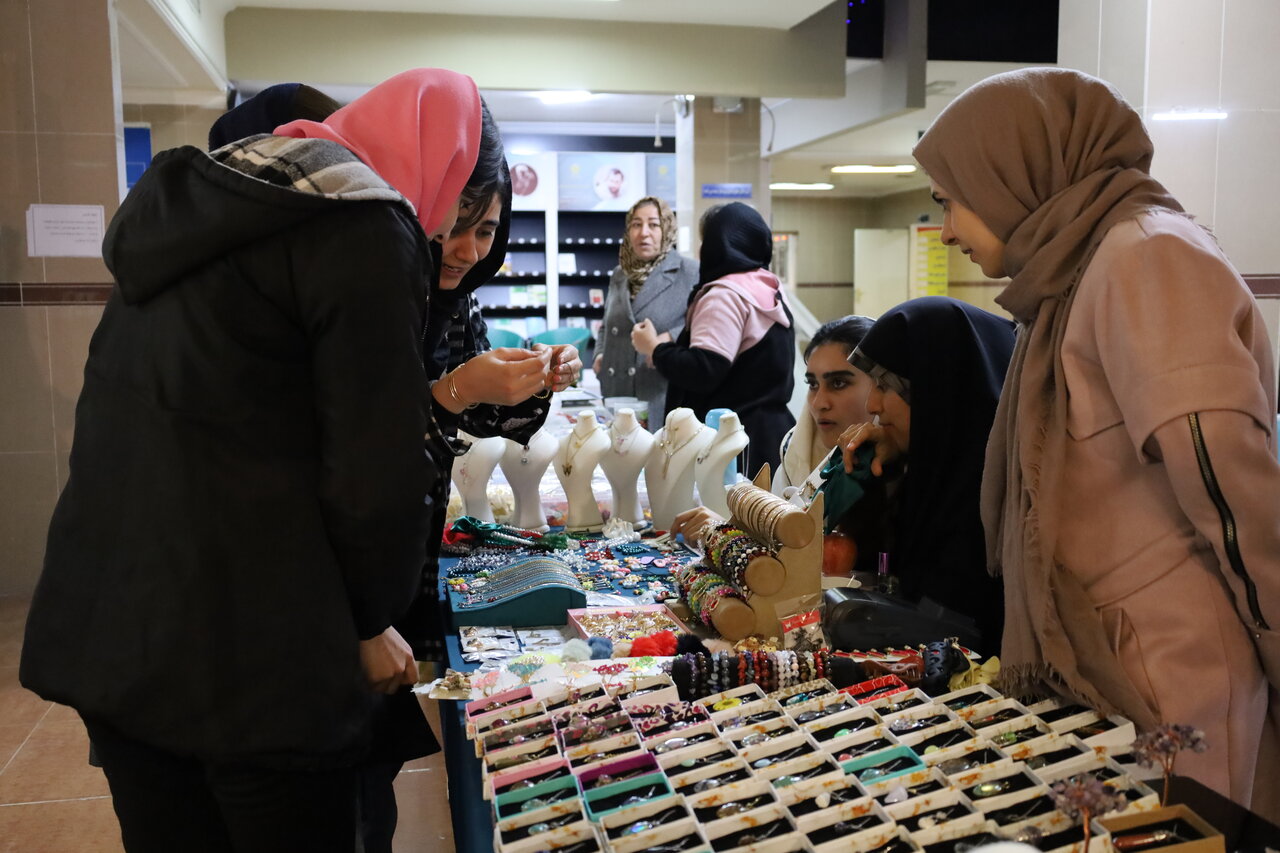 نمایشگاه کسب و کارهای خُرد و خانگی در کتابخانه مرکزی ارومیه برپا شد
