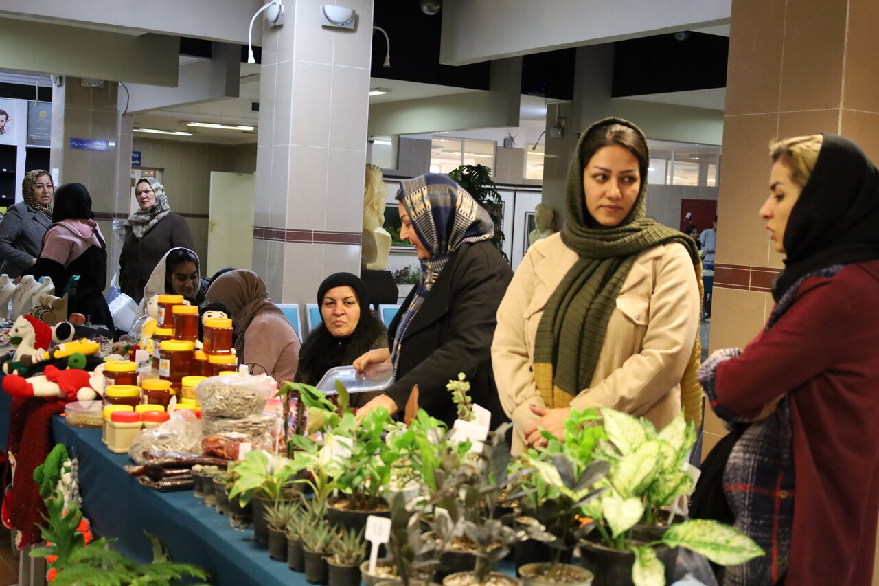 نمایشگاه کسب و کارهای خُرد و خانگی در کتابخانه مرکزی ارومیه برپا شد