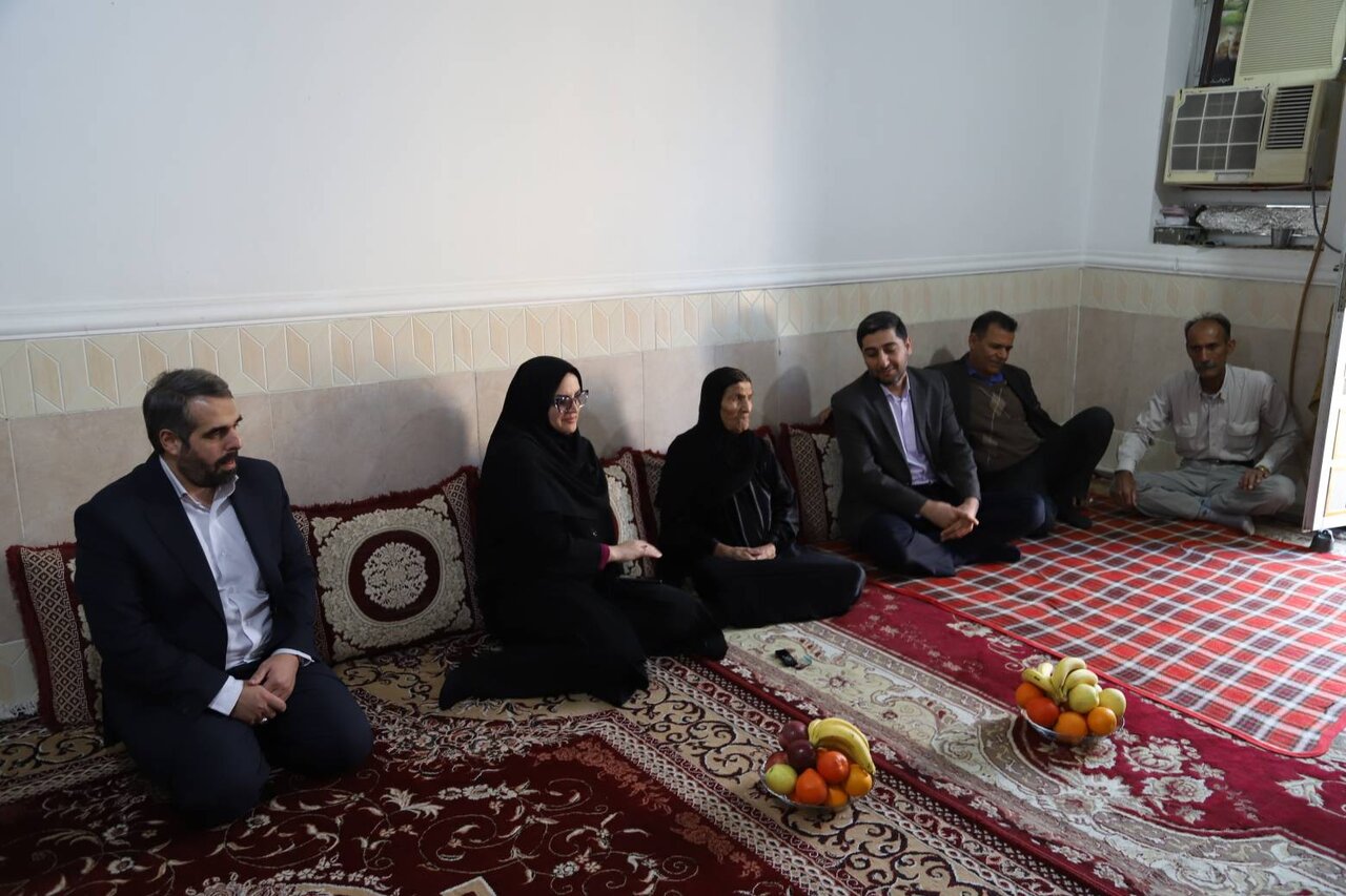 دیدار دبیرکل نهاد کتابخانههای عمومی کشور با خانواده شهید خلیلیراد