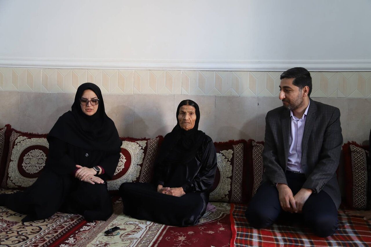 دیدار دبیرکل نهاد کتابخانههای عمومی کشور با خانواده شهید خلیلیراد