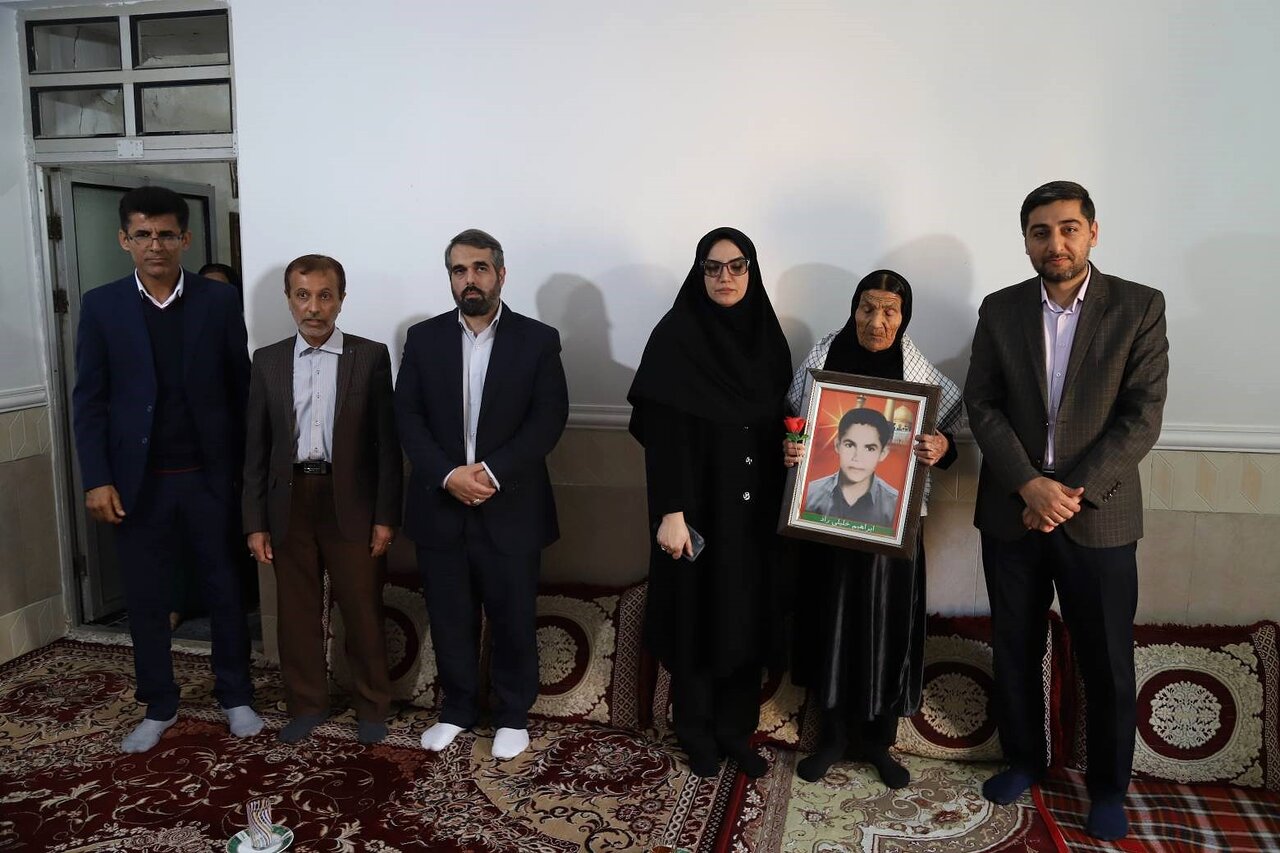 دیدار دبیرکل نهاد کتابخانههای عمومی کشور با خانواده شهید خلیلیراد