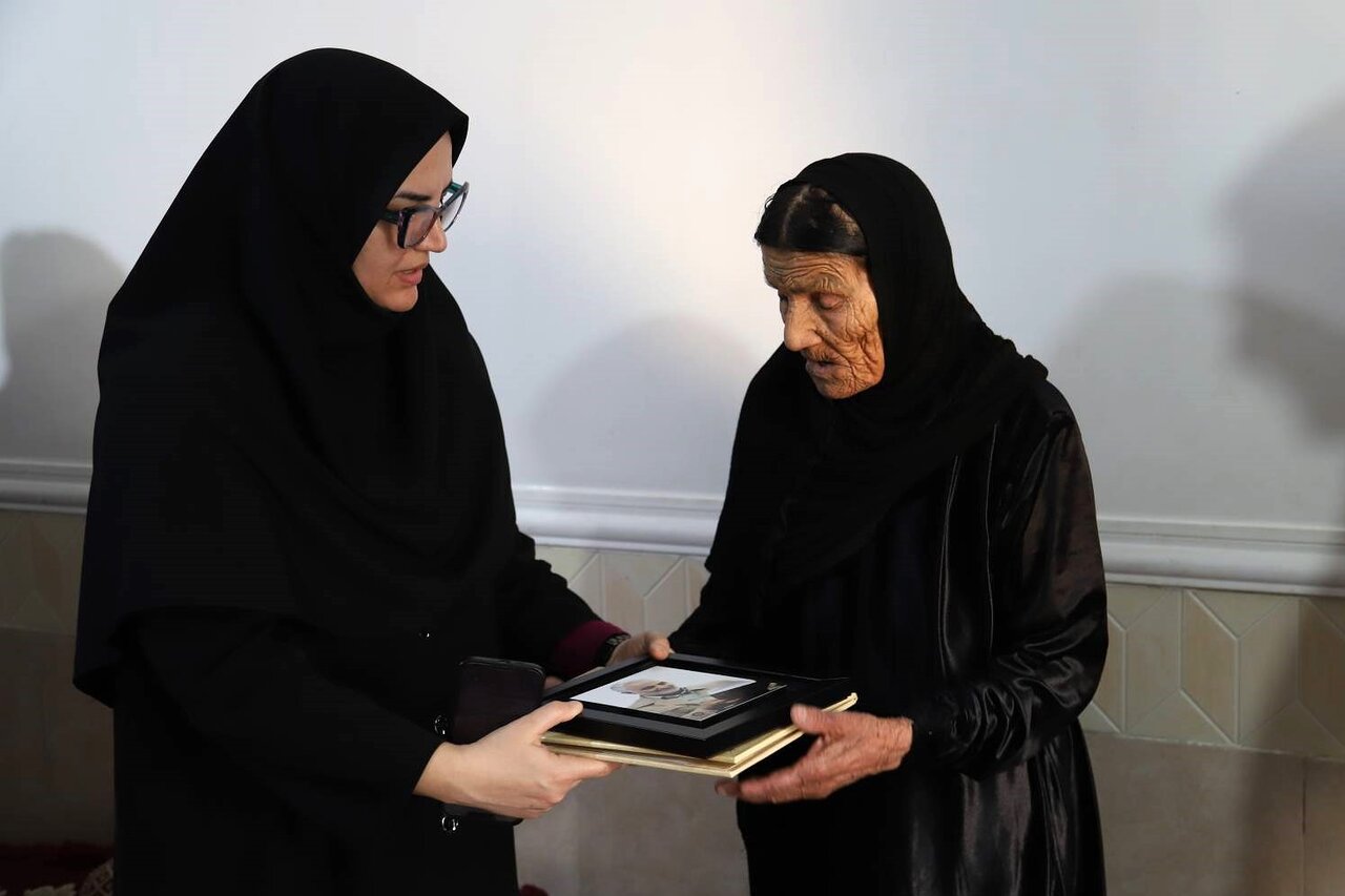 دیدار دبیرکل نهاد کتابخانههای عمومی کشور با خانواده شهید خلیلیراد