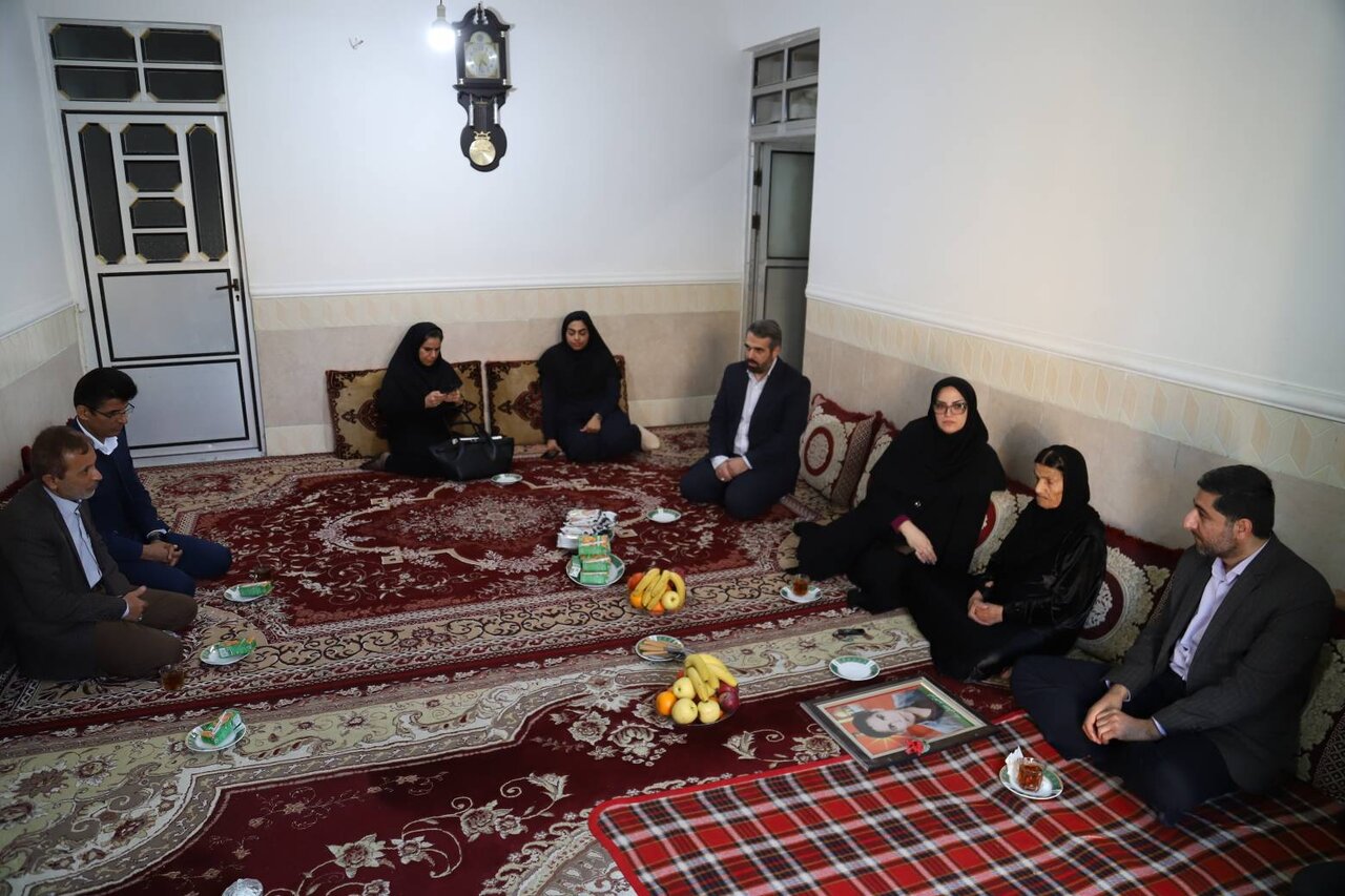 دیدار دبیرکل نهاد کتابخانههای عمومی کشور با خانواده شهید خلیلیراد