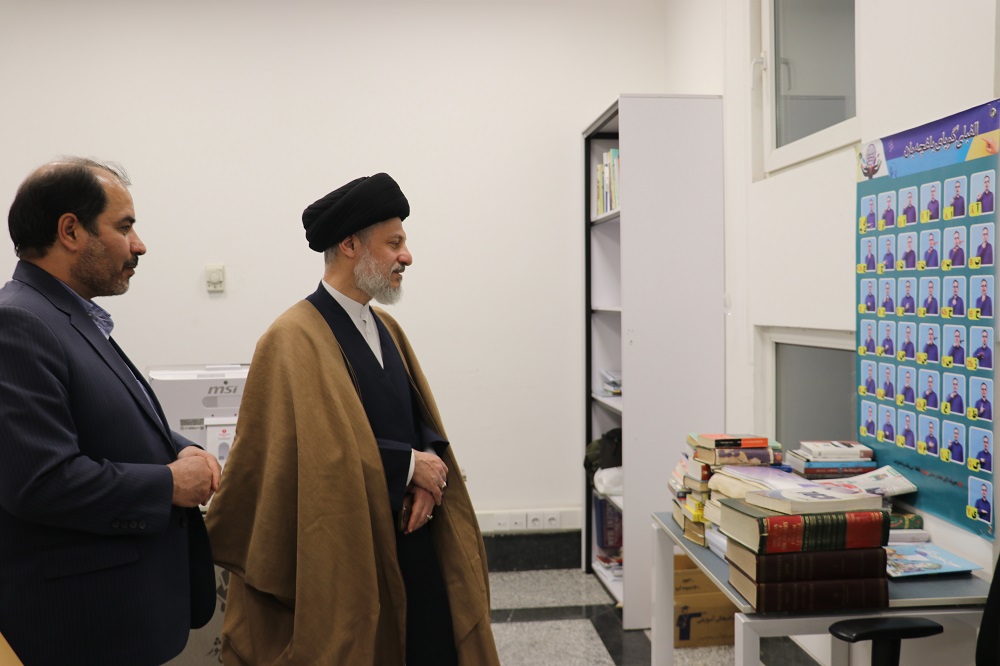بازدید ناظر بخش پژوهشی حرم امام حسین(ع) از کتابخانه مرکزی امام خمینی(ره) مشهد
