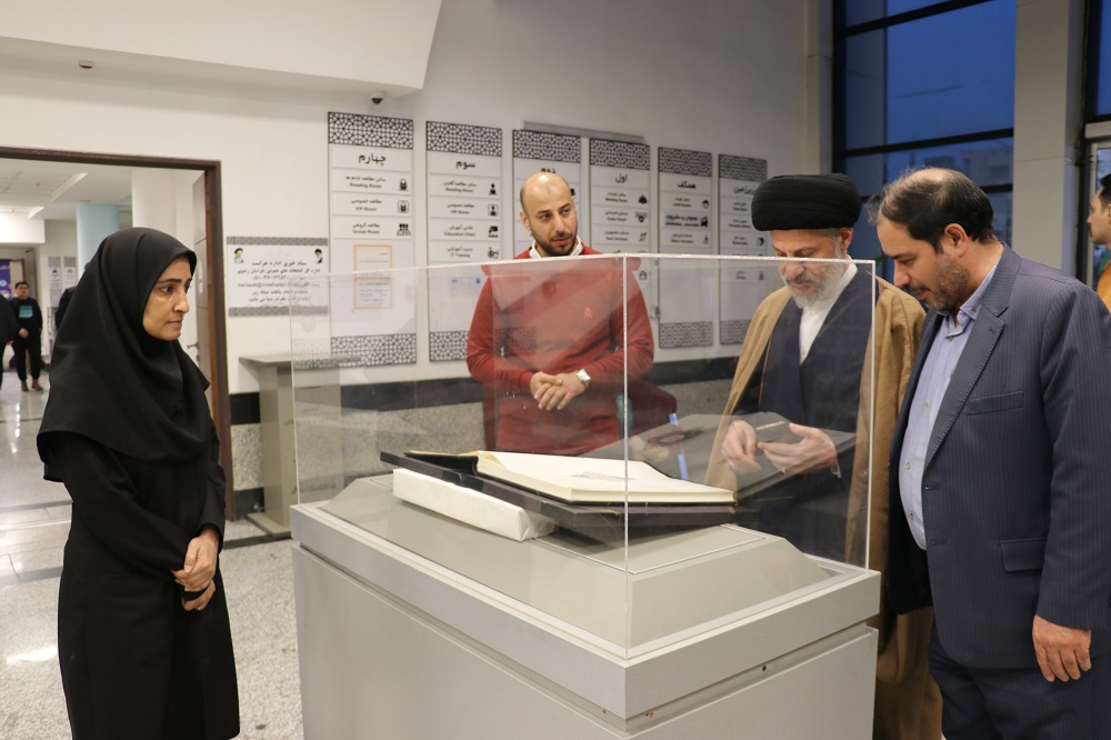 بازدید ناظر بخش پژوهشی حرم امام حسین(ع) از کتابخانه مرکزی امام خمینی(ره) مشهد