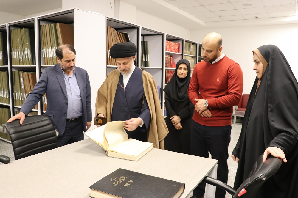 بازدید ناظر بخش پژوهشی حرم امام حسین(ع) از کتابخانه مرکزی امام خمینی(ره) مشهد