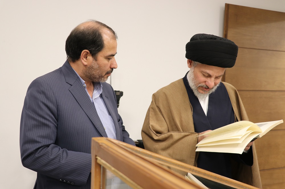 بازدید ناظر بخش پژوهشی حرم امام حسین(ع) از کتابخانه مرکزی امام خمینی(ره) مشهد
