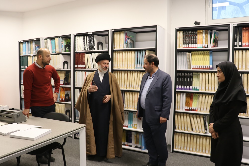 بازدید ناظر بخش پژوهشی حرم امام حسین(ع) از کتابخانه مرکزی امام خمینی(ره) مشهد