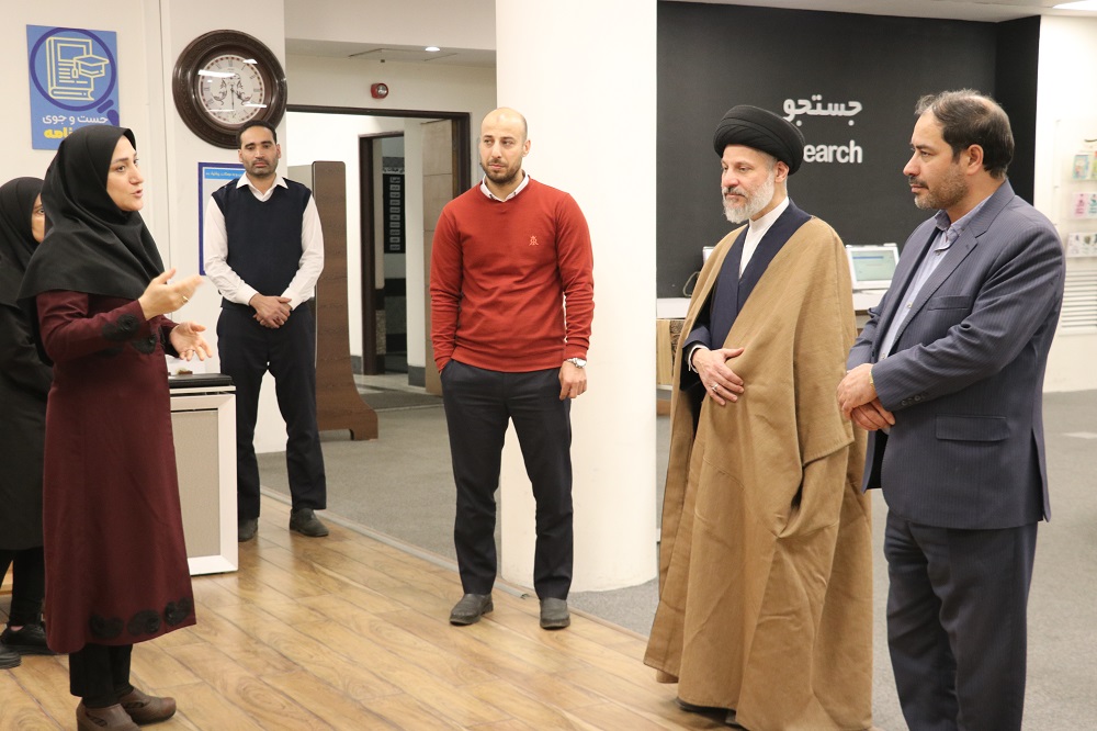بازدید ناظر بخش پژوهشی حرم امام حسین(ع) از کتابخانه مرکزی امام خمینی(ره) مشهد