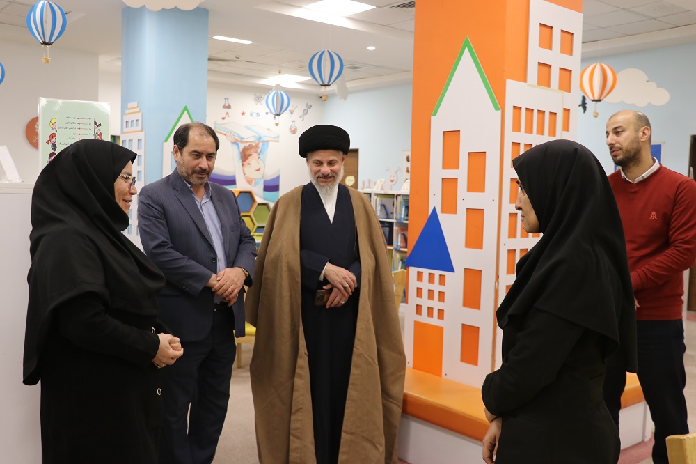 بازدید ناظر بخش پژوهشی حرم امام حسین(ع) از کتابخانه مرکزی امام خمینی(ره) مشهد