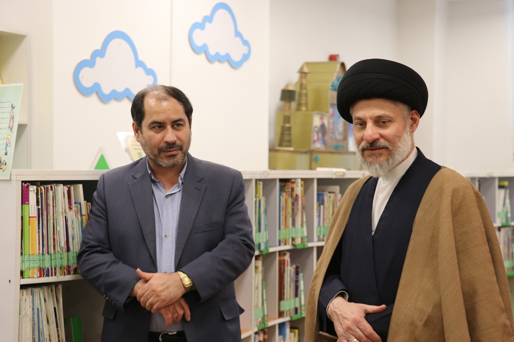 بازدید ناظر بخش پژوهشی حرم امام حسین(ع) از کتابخانه مرکزی امام خمینی(ره) مشهد