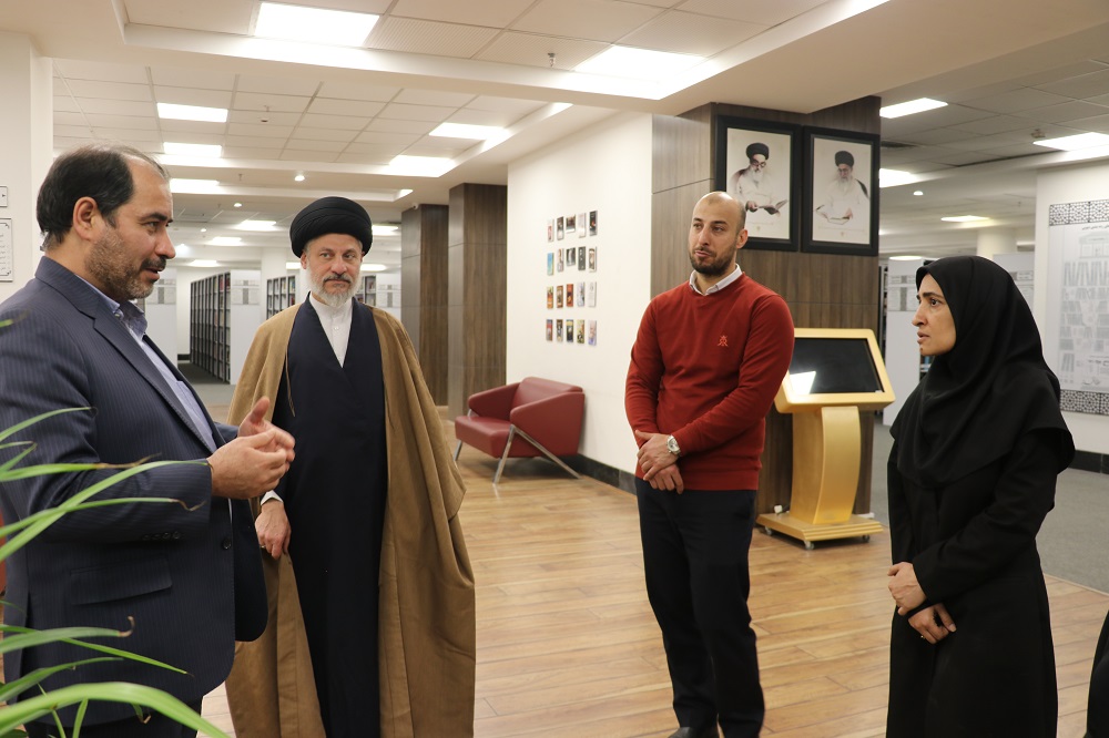 بازدید ناظر بخش پژوهشی حرم امام حسین(ع) از کتابخانه مرکزی امام خمینی(ره) مشهد
