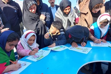 استقبال مردم انقلابی خرم‌آباد از غرفه کتابخانه‌های عمومی لرستان