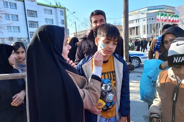 استقبال مردم انقلابی خرم‌آباد از غرفه کتابخانه‌های عمومی لرستان